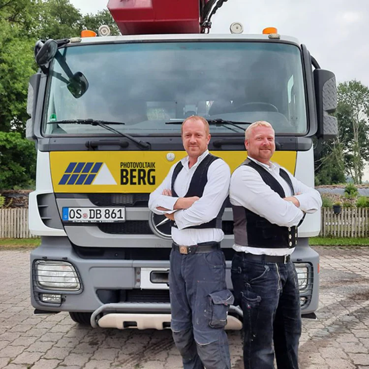 Geschäftsführung von Photovoltaik Berg vor dem Firmen-LKW